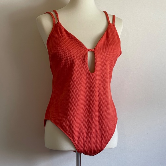 Cupshe Romance Plunge One Piece Swimsuit - Picture 4 of 9